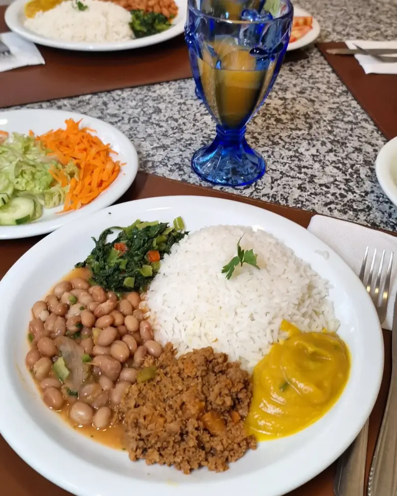 Prato de almoço com arroz, feijão, carne moída, couve e salada